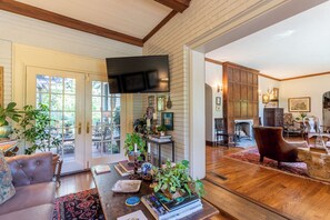 TV, fireplace, printers - Luxury and Old World Charm in Historic Midtown (Memphis)