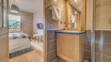 2 habitaciones, tabla de planchar con plancha, wifi y ropa de cama