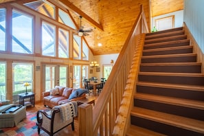 Smart TV, fireplace, DVD player, foosball - Cabin near wineries, hiking, fishing, kayaking, antiquing and more.. (Cleveland)