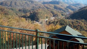 Una cabaña con vistas a un valle y montañas.