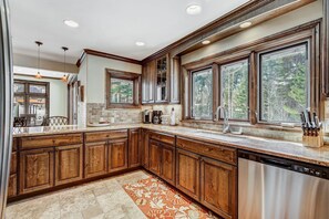Fridge, microwave, oven, stovetop - 🏆 East Vail Home | 4 En-Suite Bedrooms | Heated Garage | Bus to Vail Village (Vail)