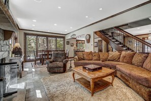 Smart-TV, peis, bøker og stereoanlegg