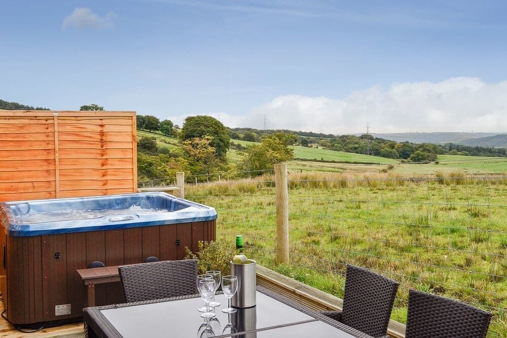 3 bedroom 2 bathroom Clyde lodge with hottub and excellent views
