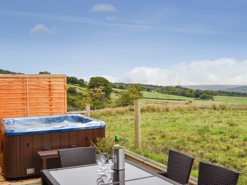 3 bedroom 2 bathroom Clyde lodge with hottub and excellent views 