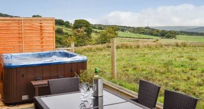 3 bedroom 2 bathroom Clyde lodge with hottub and excellent views