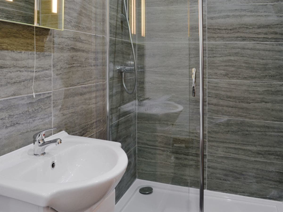 3 bedroom 2 bathroom Clyde lodge with hottub and excellent views 