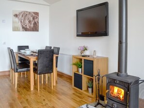 Dining - 3 bedroom 2 bathroom Clyde lodge with hottub and excellent views (Glasgow)