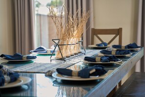 Dining - Entertainment District: Game Room Hot Tub Putting Green 4 Baths Walk to Stadiums (Arlington,)