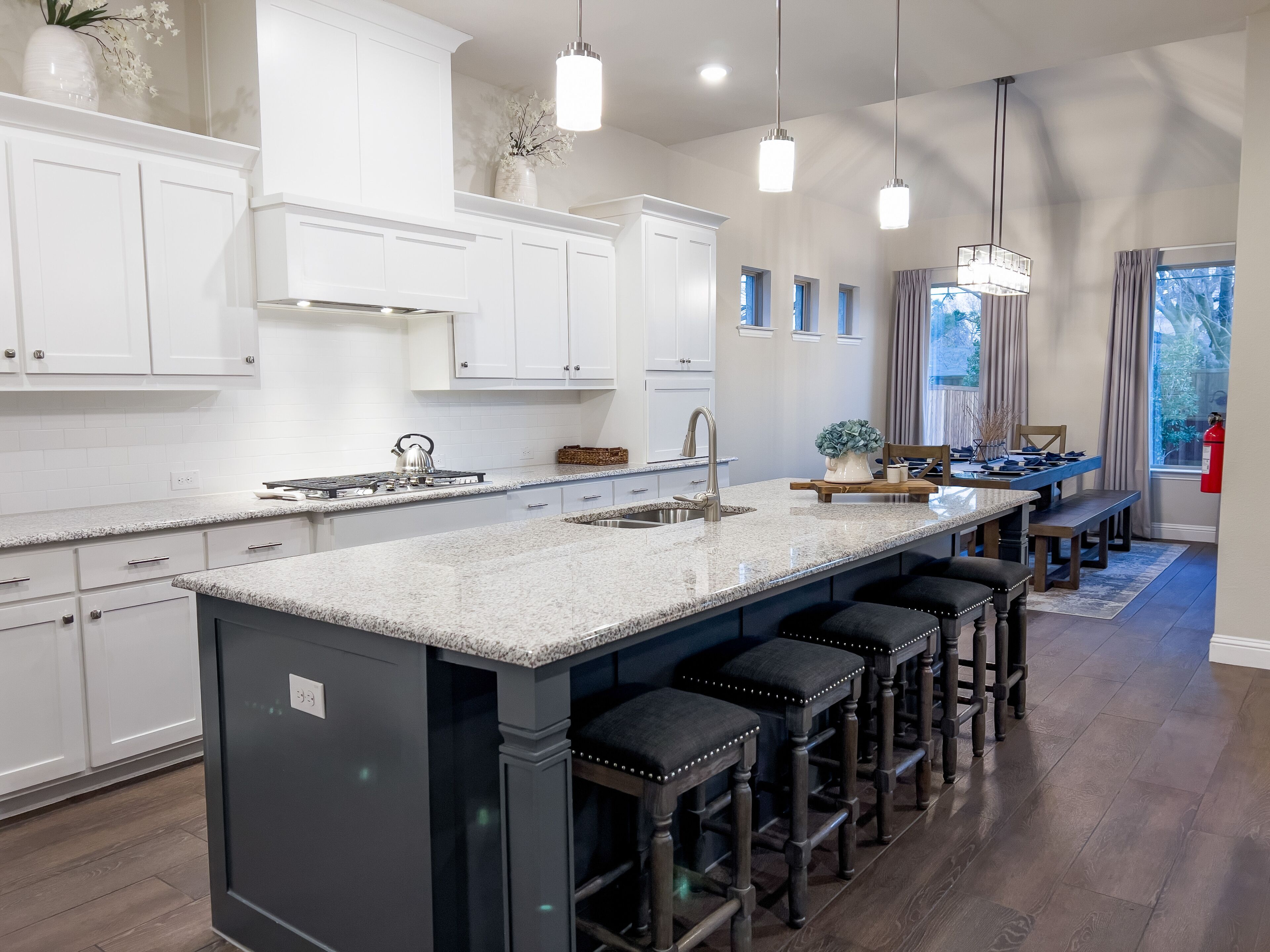 Prime Location Game Room Hot Tub Putting Green 4 Full Baths Walk to Stadiums