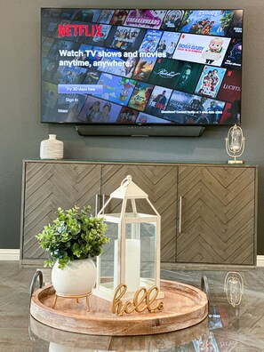 Interior - Entertainment District: Game Room Hot Tub Putting Green 4 Baths Walk to Stadiums (Arlington,)