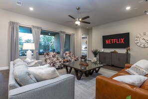 Smart TV, pebolim, aparelho de som