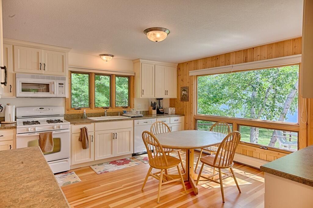 Cozy retreat on TWO Lakes for the price of one! 4 beds 3 baths + sauna