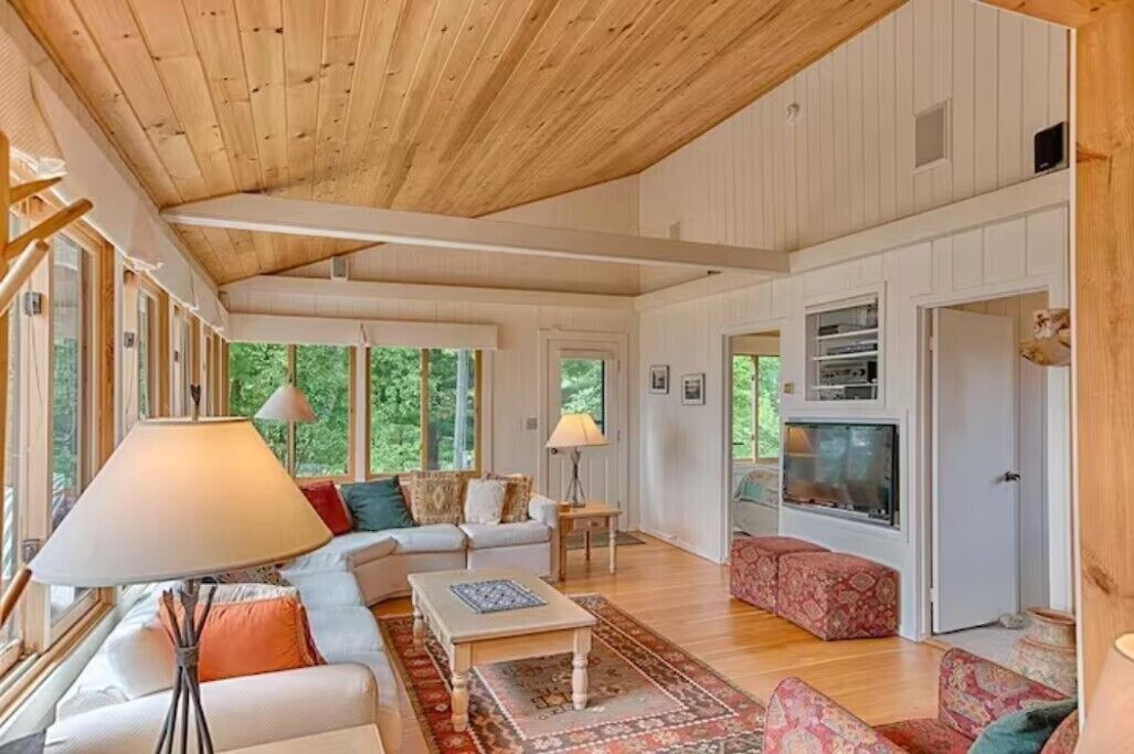 Cozy retreat on TWO Lakes for the price of one! 4 beds 3 baths + sauna