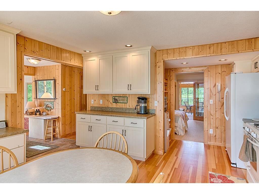Cozy retreat on TWO Lakes for the price of one! 4 beds 3 baths + sauna