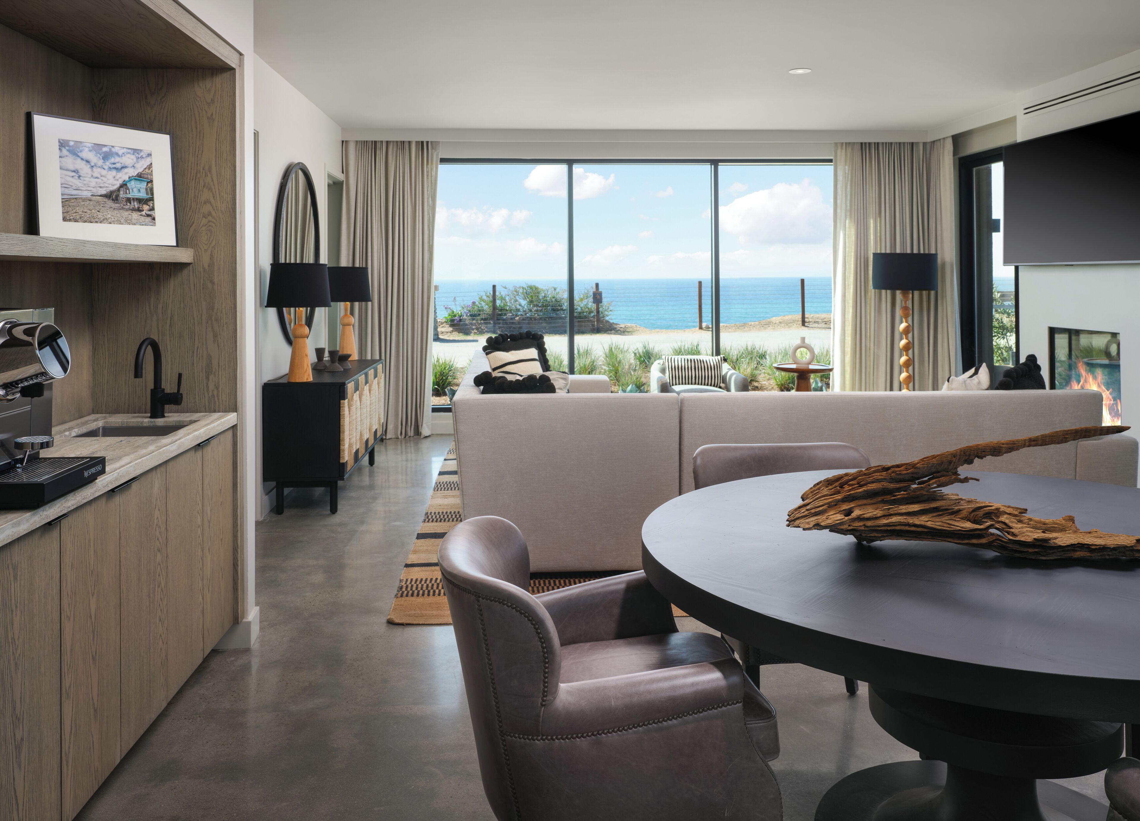 Suite (Ponto) | Area soggiorno | TV a schermo piatto 60 pollici con canali via cavo, TV