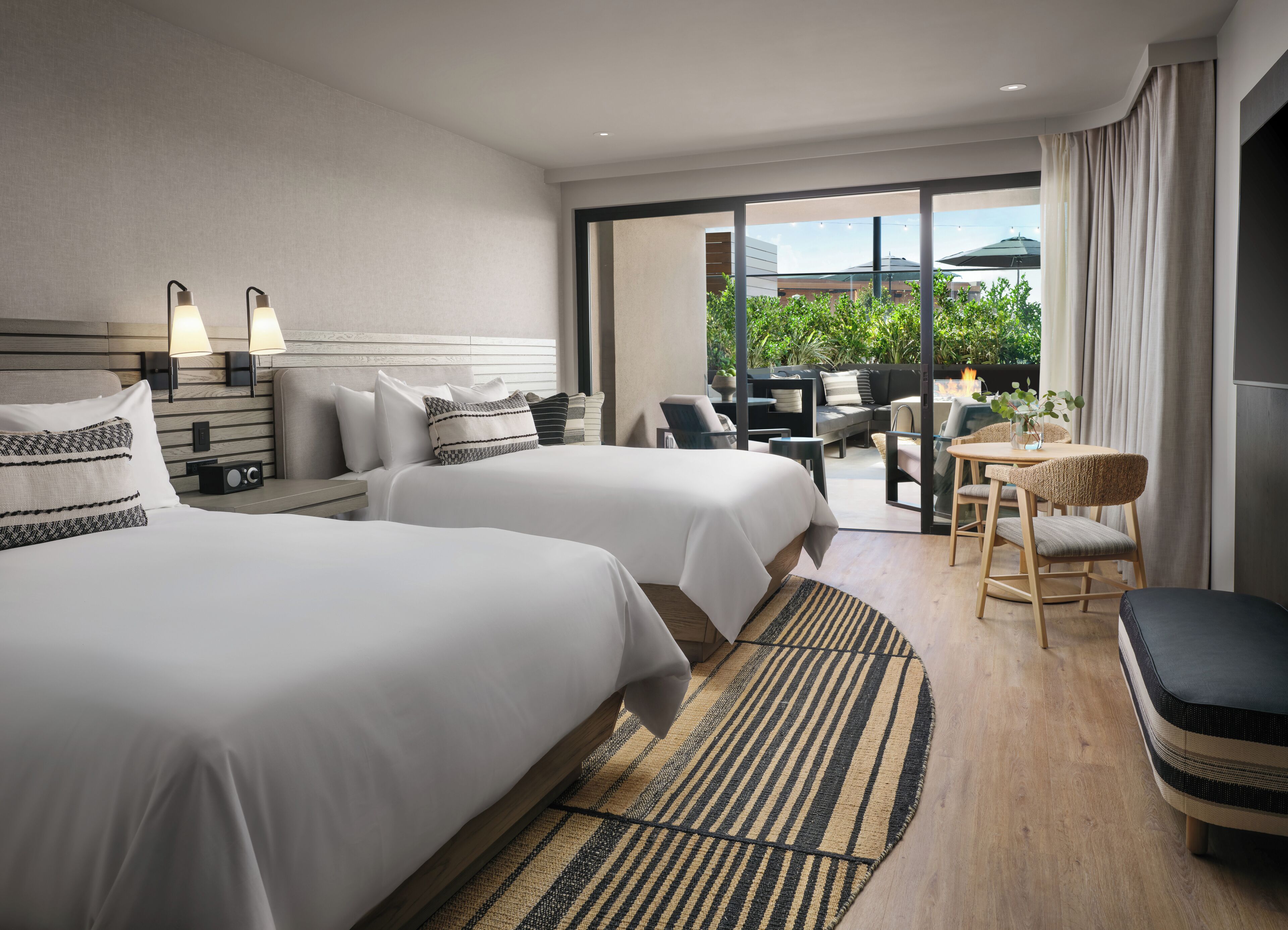 Camera, 2 letti queen (Garden with Firepit) | Biancheria da letto di alta qualità, copriletto in piuma