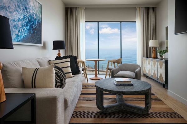 Suite, 1 Bedroom, Ocean View | Peralatan tempat tidur premium, gebar bulu kapas, tilam berlapik