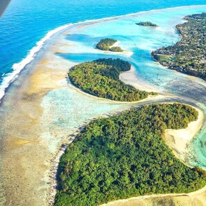 Vlak bij het strand, ligstoelen aan het strand, strandlakens