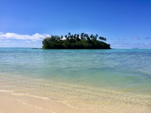 Beach nearby, sun-loungers, beach towels