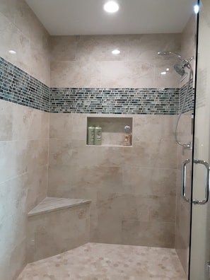 Bathtub, jetted tub, hair dryer, bidet