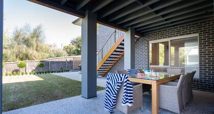 Sorrento Luxury Home – Prime Spot, Only 10-Min Walk to the Bay!