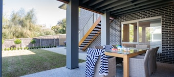 Sorrento Luxury Home – Prime Spot, Only 10-Min Walk to the Bay!