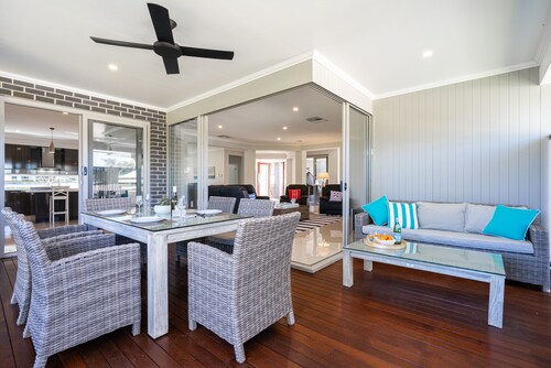 Sorrento Luxury Home – Prime Spot, Only 10-Min Walk to the Bay!