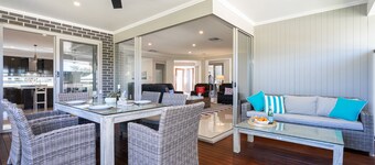 Sorrento Luxury Home – Prime Spot, Only 10-Min Walk to the Bay!