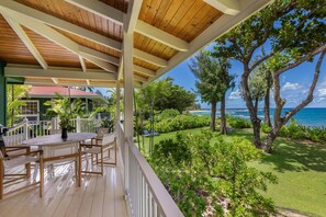Outdoor dining - Modern Beachfront Home by Tunnels Beach (Haena)