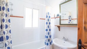 Bathtub - Cortijo El Gazpacho Periana by Ruralidays (Málaga)