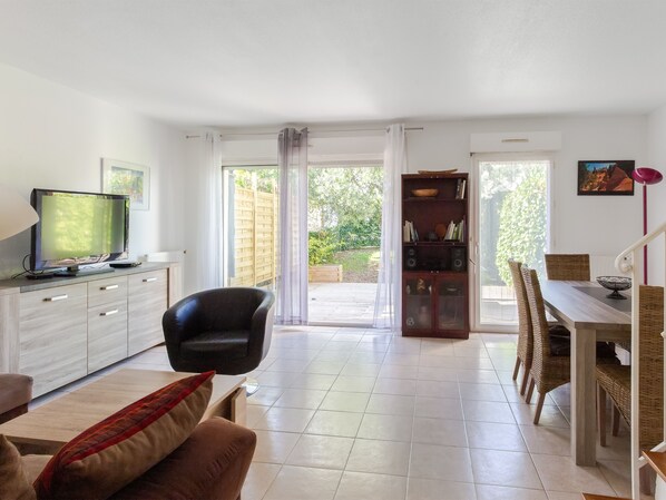 TV, DVD player, books, stereo