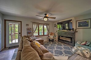 TV - Updated Escape w/ Hot Tub: 2 Mi to Sugar Mountain! (Banner Elk)
