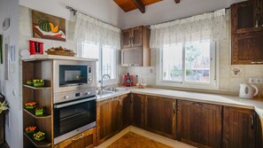 Fridge, microwave, oven, stovetop - Villa Antonio Nerja by Ruralidays (Málaga)