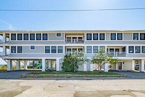 Exterior - Old Orchard Beach, Spacious, beachfront, 2 bedroom condo (Old Orchard Beach)