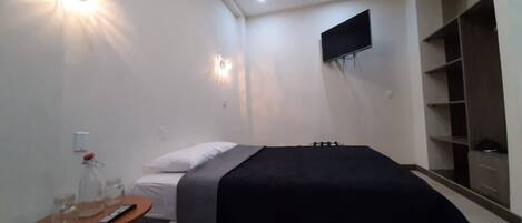 1 dormitori, planxa i posts de planxar i wifi