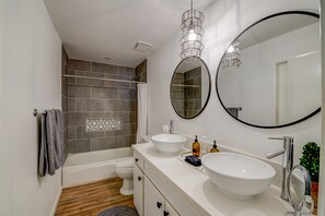 Ensemble baignoire-douche, séchoir à cheveux, serviettes fournies
