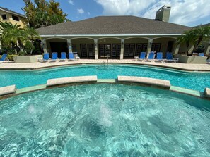 Lämmitetty uima-allas