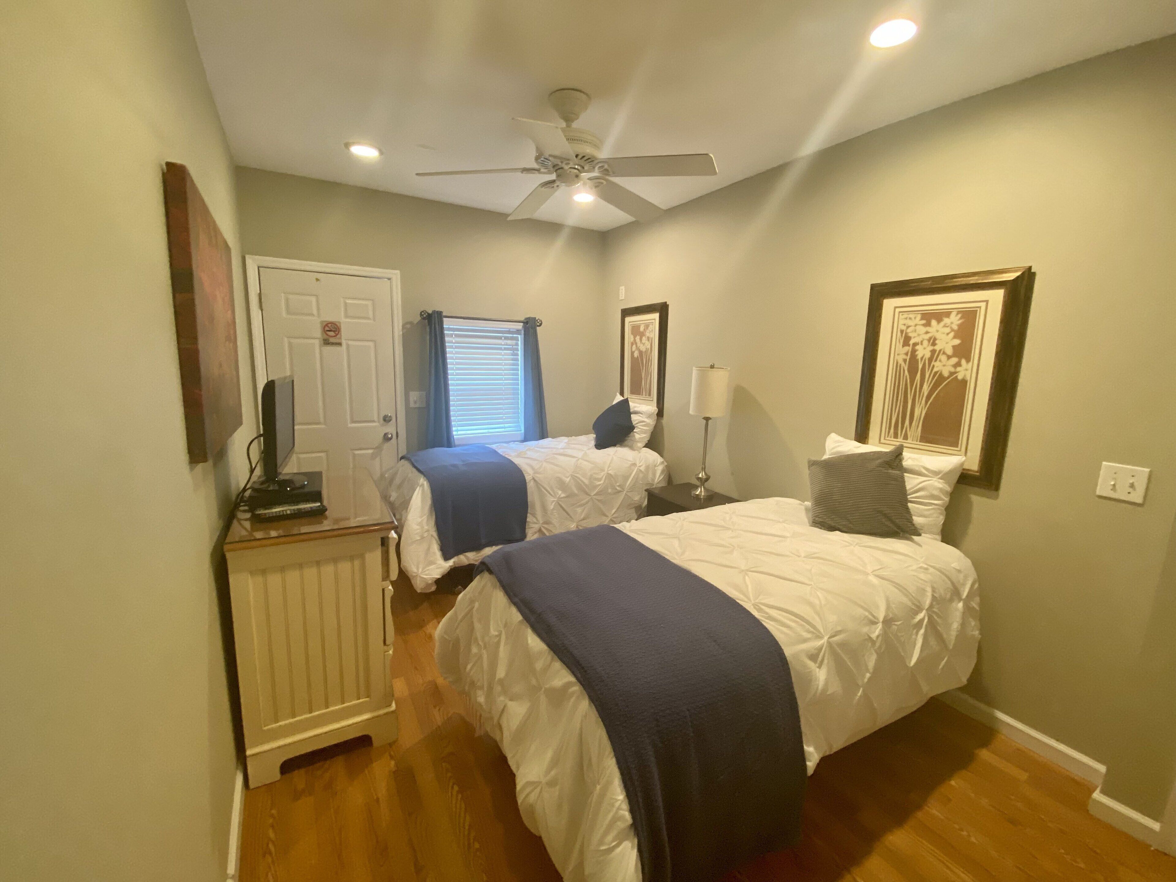 2 BR Value Suite just 2 Houses to Beach & Waterpark. Pool Access 