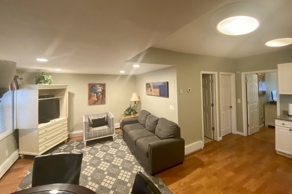 2 BR Value Suite just 2 Houses to Beach & Waterpark. Pool Access