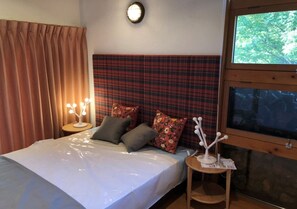 5 bedrooms, desk, iron/ironing board, WiFi