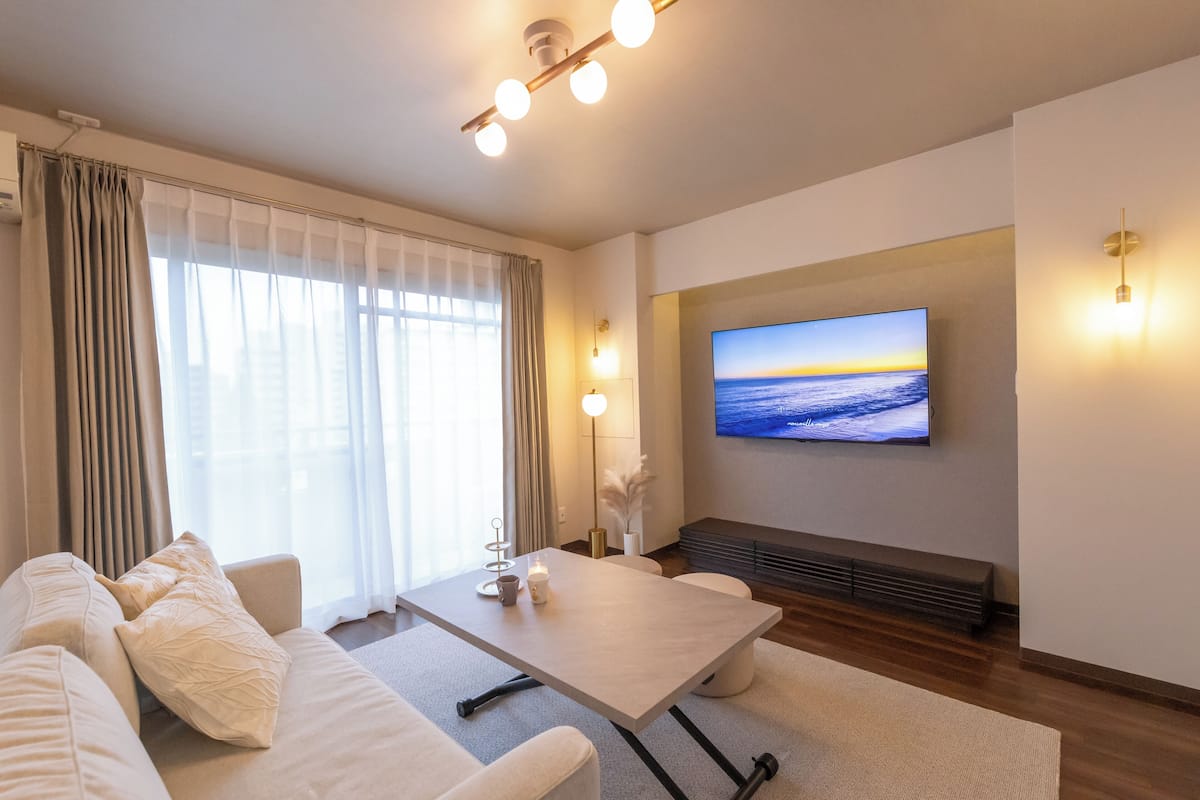 Superior penthouse, 3 slaapkamers, niet-roken, uitzicht op park | Woonkamer | Een flatscreentelevisie