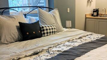 3 bedrooms, desk, bed sheets