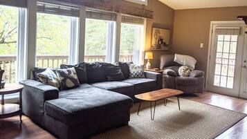 Smart-TV, Kamin, Bücher