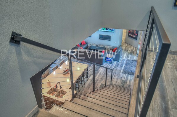 Un interior moderno con una escalera que conduce a una sala de estar.