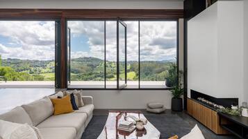 Panoramic House | Living room | Smart TV, fireplace, Netflix, streaming services