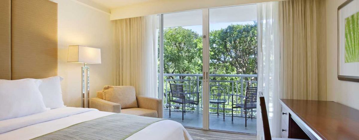 Ultimate Getaway! Clean and Great, Pool and Beach Access, Free Parking!