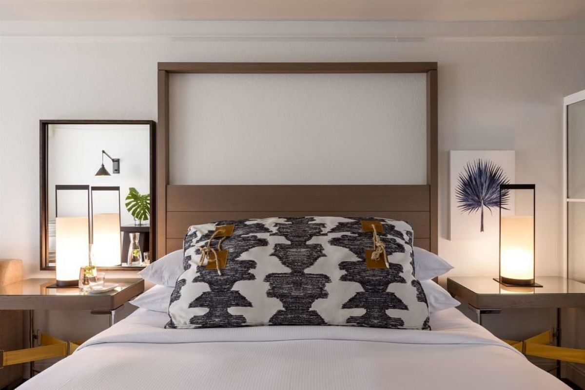 Ultimate Getaway! Clean and Great, Pool and Beach Access, Free Parking!