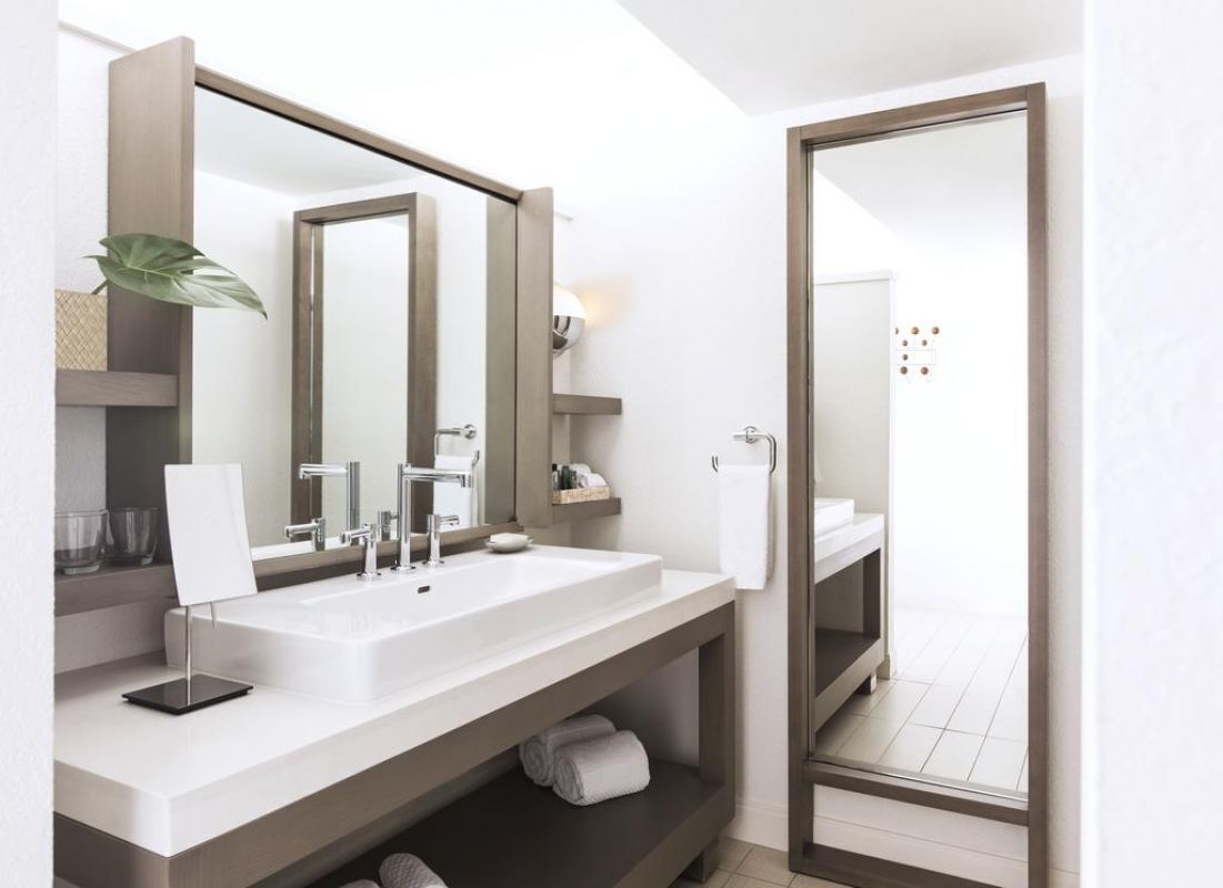 Ultimate Getaway! Clean and Great, Pool and Beach Access, Free Parking!