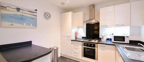 Jääkaappi, mikroaaltouuni, uuni, liesi