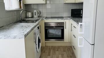 Microwave, cookware/dishes/utensils